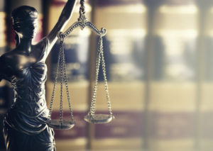 A imagem mostra o símbolo da justiça. Foto para ilustrar o texto sobre conflitos jurídicos na imobiliária