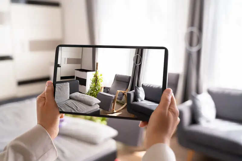 A imagem mostra uma pessoa fazendo um tour virtual por um apartamento. Foto para ilustrar o texto sobre esse mesmo tema.